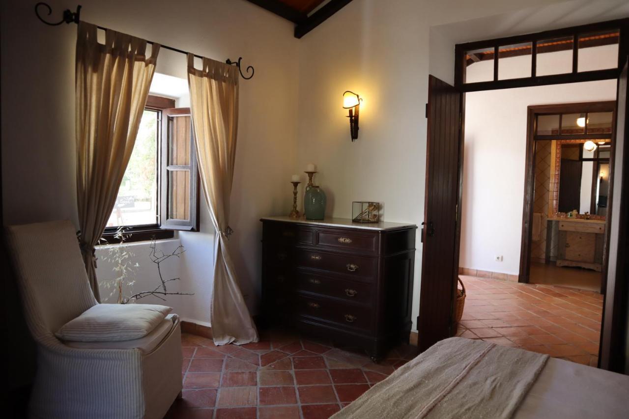 Os Agostos Bed & Breakfast Exterior photo
